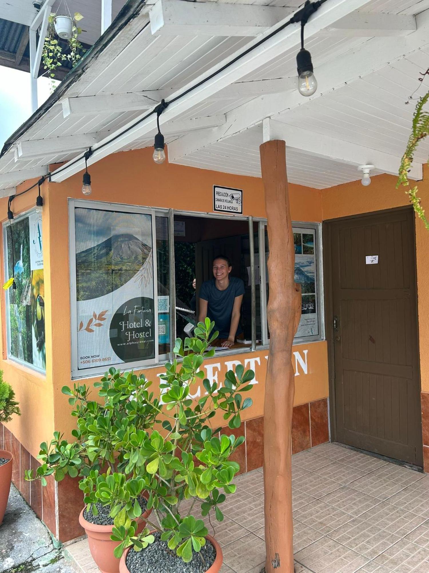 Alpha Arenal Hostel La Fortuna Bagian luar foto